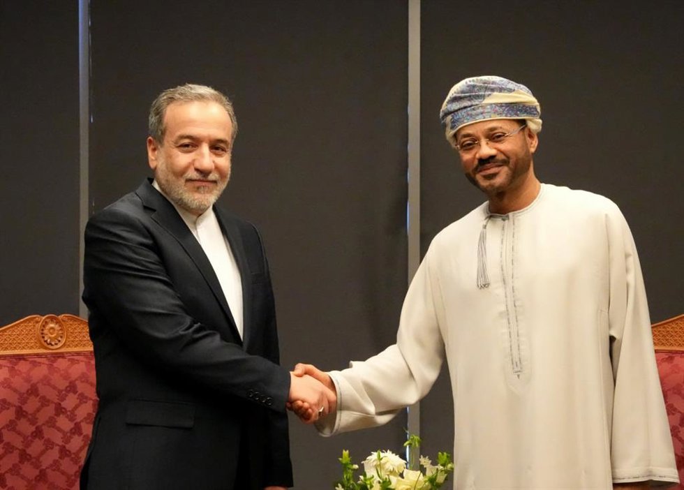 Archivo - Los ministros de Exteriores de Irán y Omán, Abbas Araqchi y Badr al Busaidi, respectivamente