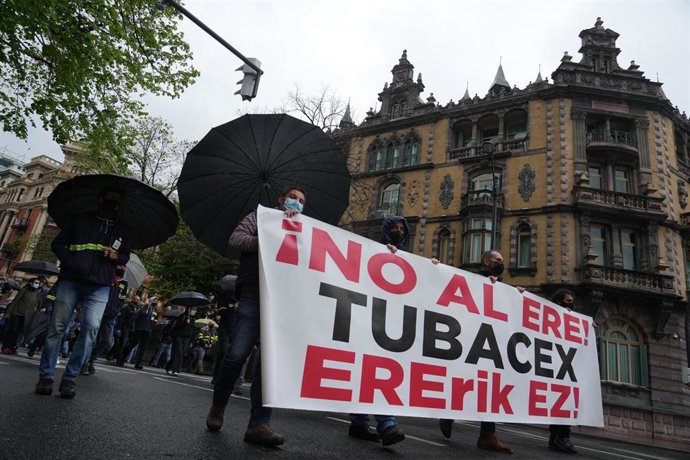 Archivo - Varias personas participan en una manifestación contra un ERE en Tubacex