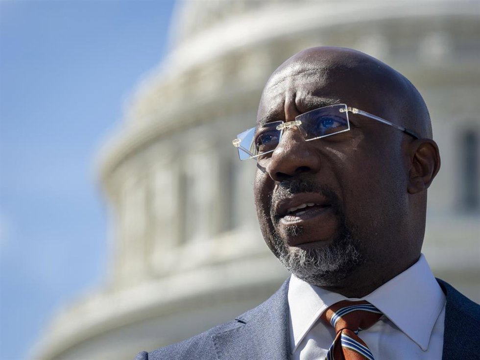 Archivo - El senador estaounidense Raphael Warnock, demócrata por Georgia