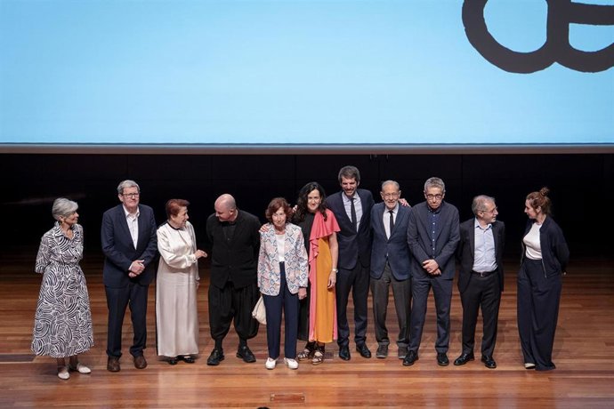 Foto de familia durante el acto institucional con motivo del 40º Aniversario del Museo Nacional Centro de Arte Reina Sofía, a 16 de junio de 2026, en Madrid (España). 
