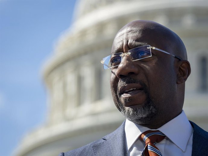 Archivo - Arquivo - 18 de março de 2026, Washington, Distrito de Columbia, EUA: O senador e reverendo RAPHAEL WARNOCK (D-GA) afirma que a democracia é a casa em que vivemos e que a Lei SAVE America retira o direito ao voto. Ele se manifesta contra o enfra