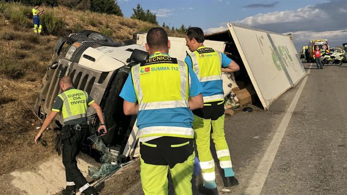 Herido un camionero tras sufrir un vuelco lateral con el tráiler en Cobeña