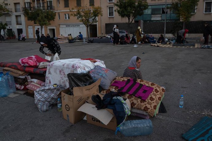 Archivo - October 27, 2024, Beirut, Lebanon: A woman is seen sitting next to her belongings on the street of Beirut. As the war between Israel and Hezbollah continues in Lebanon, over 1.2million people have been affected and displaced from their homes, a 