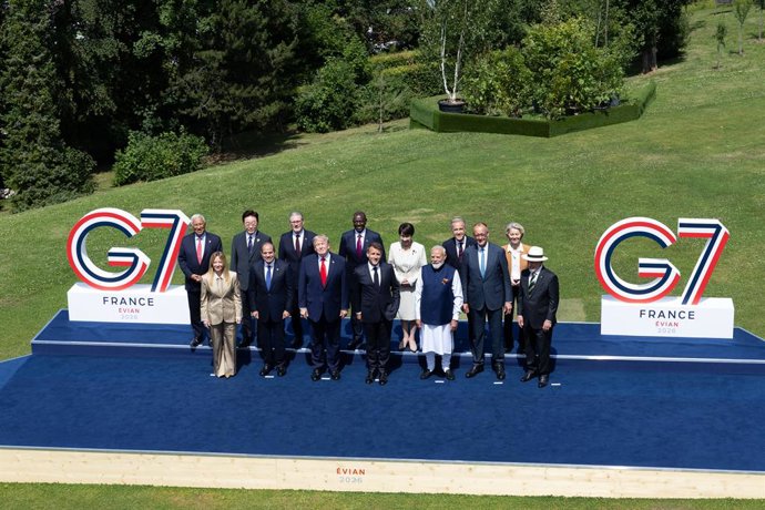 EVIAN-LES-BAINS, 16 de junho de 2026  -- Os participantes posam para fotos durante a cúpula do Grupo dos Sete (G7) em Evian-les-Bains, França, em 16 de junho de 2026.   A cúpula do Grupo dos Sete (G7) teve início nesta segunda-feira, tendo como pano de fu