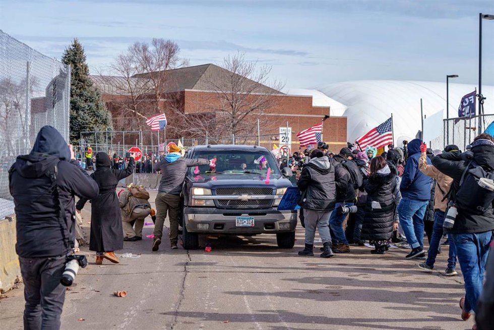 Archivo - Manifestantes y agentes se enfrentan en una protesta contra el ICE en Minneapolis, Minnesota