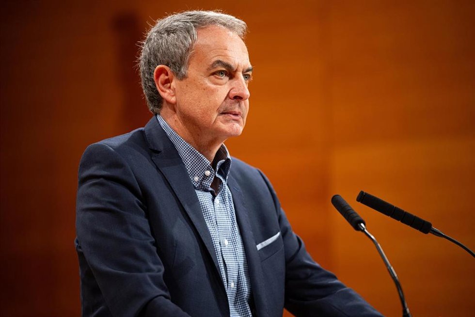 Archivo - El expresidente del Gobierno, José Luis Rodríguez Zapatero, interviene durante un mitin del PSC en el Palau de Congressos, a 27 de abril de 2024