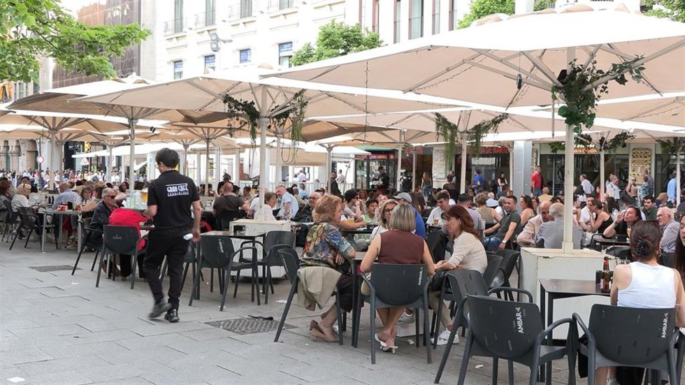 Archivo - Terraza de bar en Zaragoza