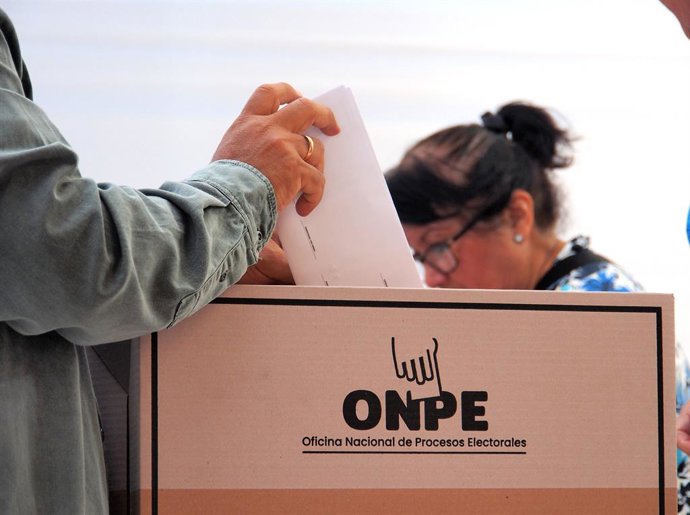 Archivo - Arquivo - 12 de abril de 2026, Lima, Lima, Peru: Homem votando em um centro eleitoral, enquanto a maioria dos cidadãos peruanos faz fila para votar em escolas, universidades e centros esportivos por todo o país nas eleições gerais de 2026.