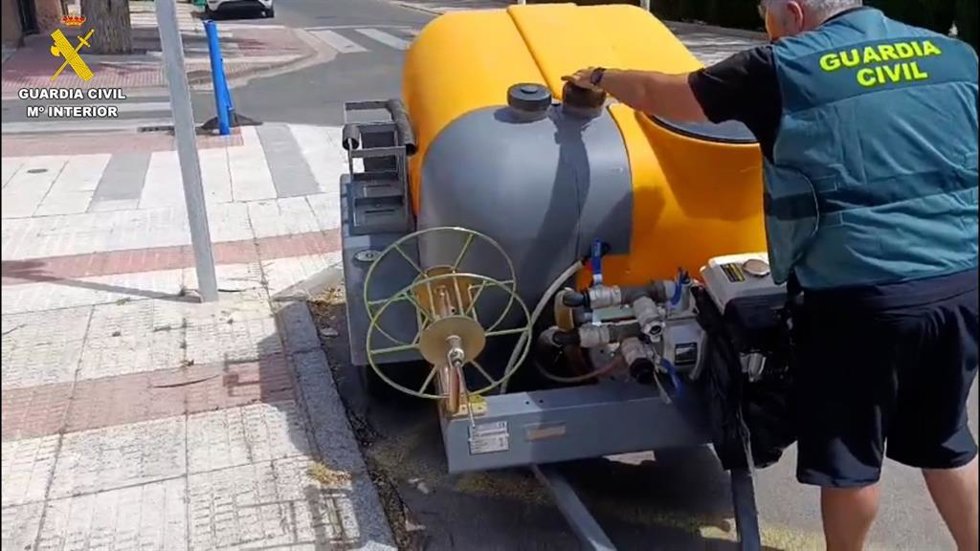 Un agente junto al remolque motobomba recuperado tras el robo en una planta solar de Carmona