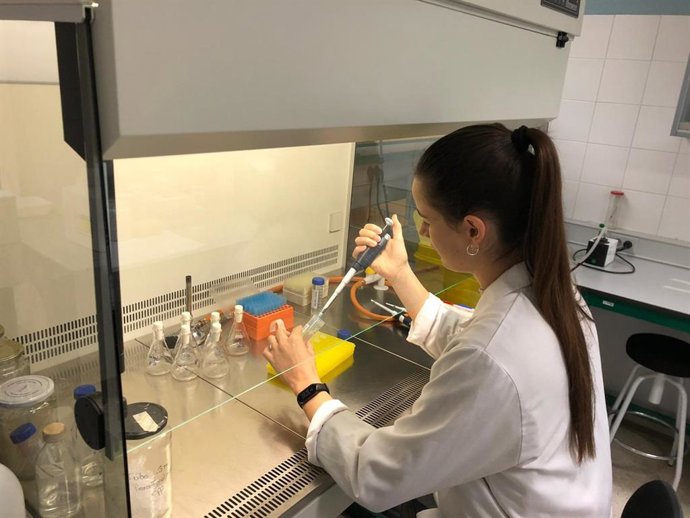 La investigadora de la ULE Natalia Martínez Reyes, cuyo trabajo sobre una toxina invisible en los alimentos ha sido premiado en la sexta edición del concurso de divulgación científica #HiloTesis.