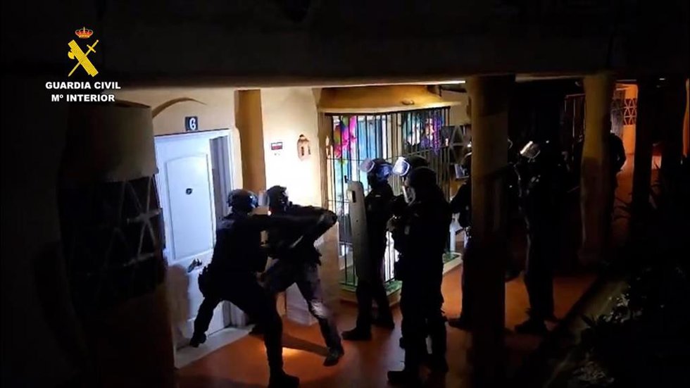 Entrada de la Guardia Civil en un domicilio de los sospechosos.