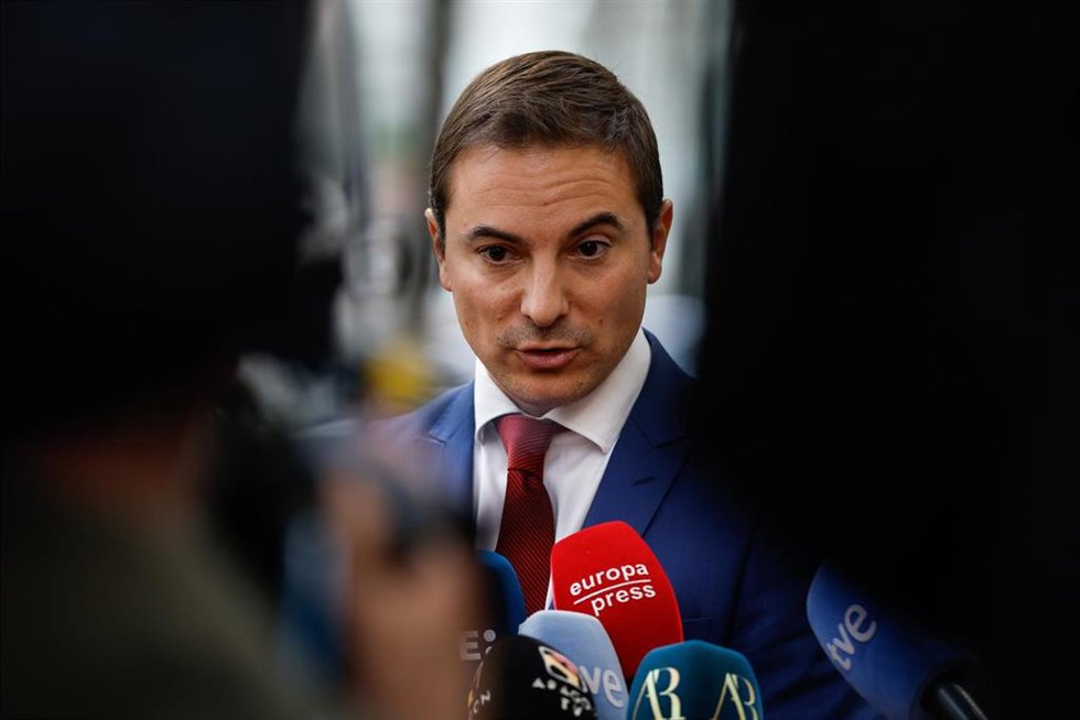 Archivo - El ex Secretario General del PSOE Madrid, Juan Lobato Gandarias-Sánchez, atiende a los medios a la salida de la segunda jornada del juicio al fiscal general del Estado, en el Tribunal Supremo, a 5 de noviembre de 2025, en Madrid (España).