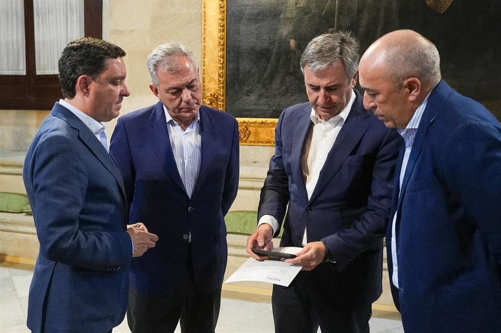 El alcalde de Sevilla, José Luis Sanz, y director territorial de Endesa. Rafael Sánchez, junto al equipo de Urbanismo y a los responsables de distribución de Endesa