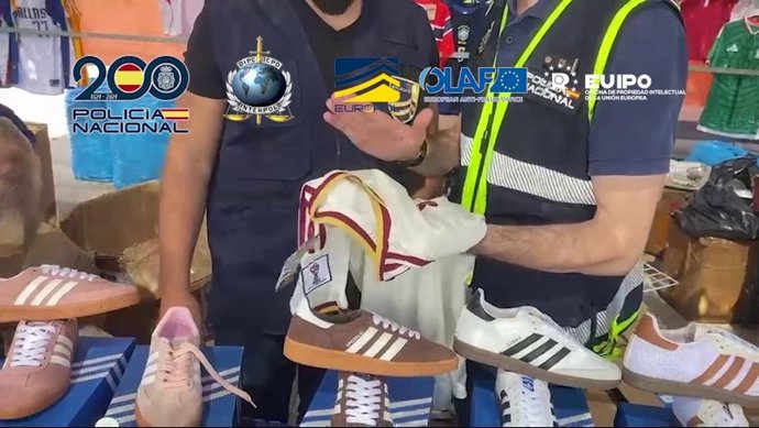 Más De 66 Toneladas Intervenidas Y 95 Detenidos Por Falsificar Equipaciones De Fútbol Para Repartir En El Mundial