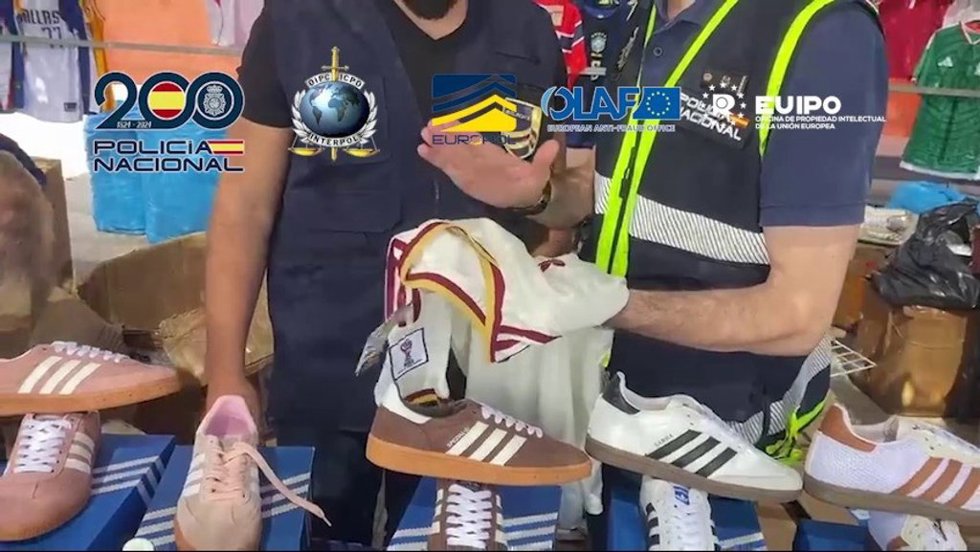 Más De 66 Toneladas Intervenidas Y 95 Detenidos Por Falsificar Equipaciones De Fútbol Para Repartir En El Mundial