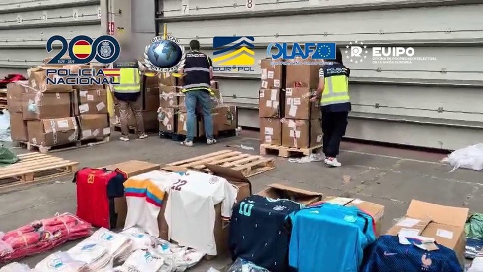 Operativo de la Policía Nacional para incautar las toneladas de equipaciones de selecciones falsas