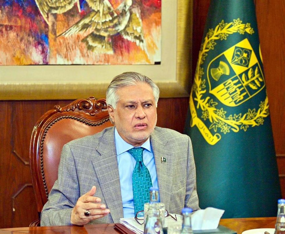 Archivo - El ministro de Exteriores paquistaní, Ishaq Dar, ofrece declaraciones. 