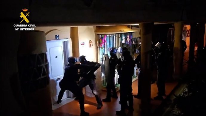 A Guarda Civil invadiu a residência dos suspeitos.