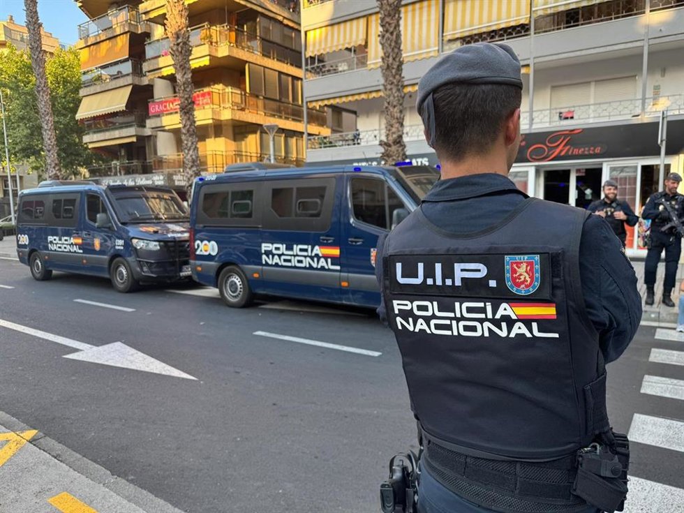 Un efectivo de la UIP de la Policía Nacional en el operativo contra el 'top manta'