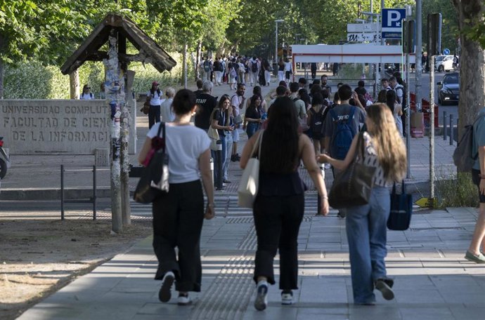 Alumnos esperan para comenzar el primer examen de la PAU 2026, en la Facultad de Ciencias de la Información de la Universidad Complutense de Madrid, a 1 de junio de 2026, en Madrid (España). La Prueba de Acceso a la Universidad (PAU) del curso 2025/26 com
