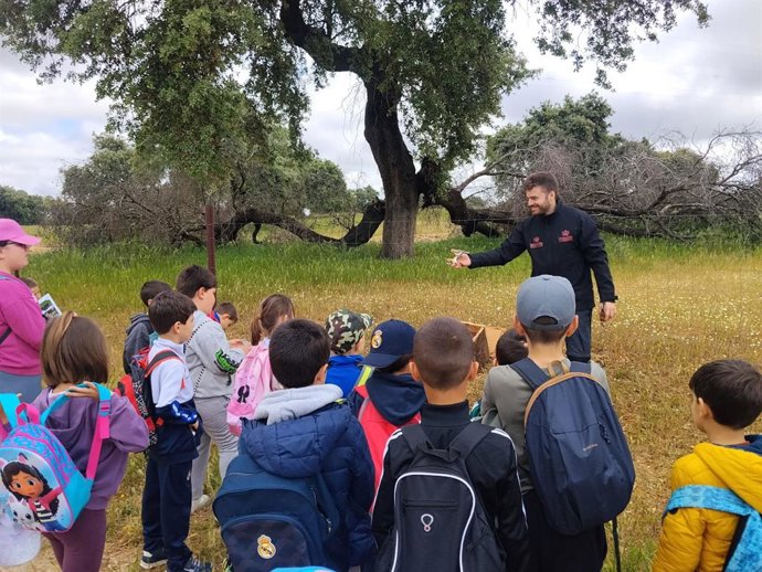 Alumnos en una de las actividades de formación ambiental en la finca La Cocosa de la Diputuación de Badajoz.