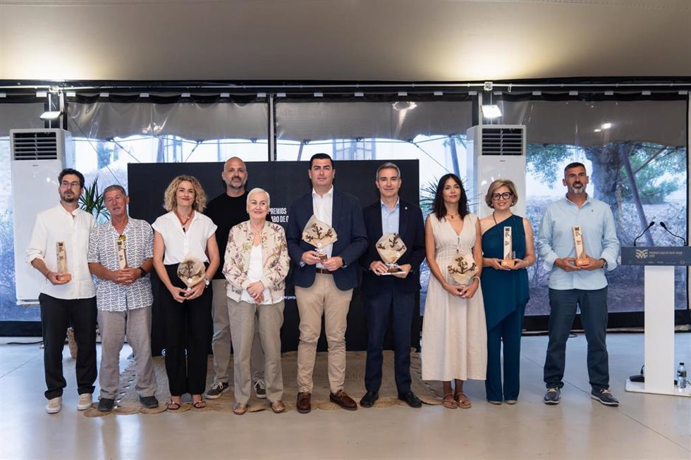Foto de familia de los premiados y representantes institucionales en la primera edición de los Premios Cabo de Gata-Níjar (Almería), celebrada en Finca El Maltés.