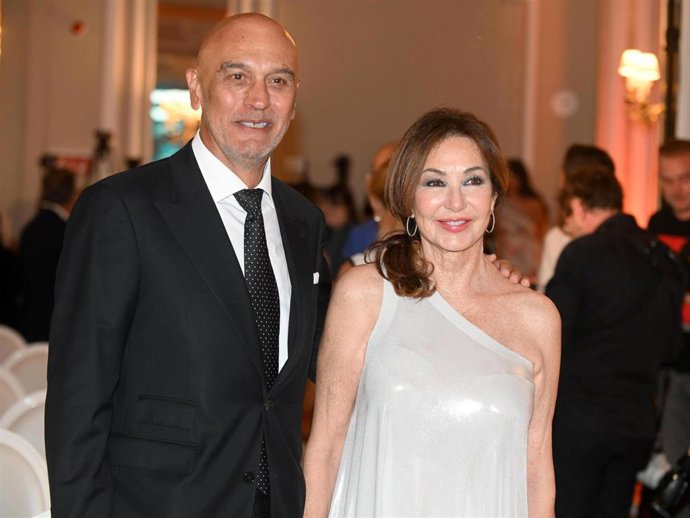 Ana Rosa Quintana y su marido Juan Muñoz en el 25º aniversario de 'El Confidencial'