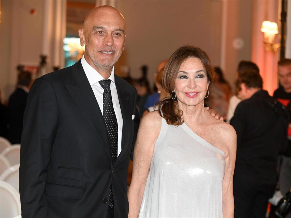 Ana Rosa Quintana y su marido Juan Muñoz en el 25º aniversario de 'El Confidencial'