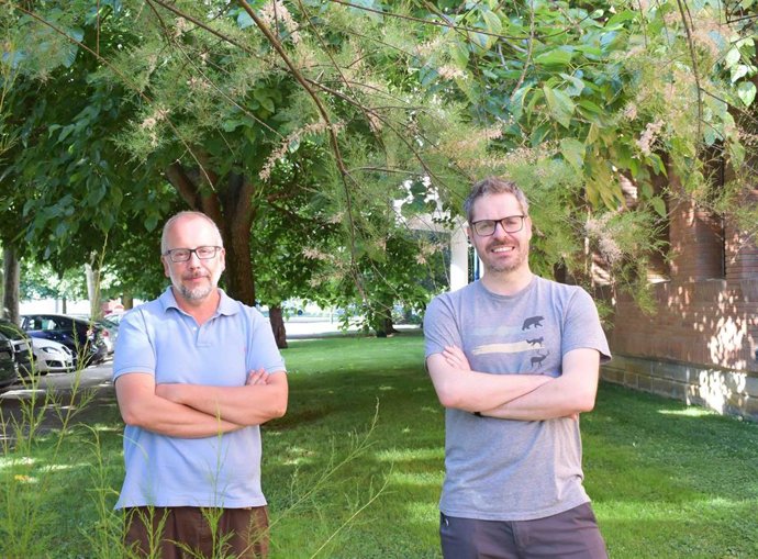 El investigador Héctor Ruiz-Villar (derecha) y el profesor Andrés Ordiz (izquierda), de la ULE, autores del estudio sobre el papel de las reintroducciones de fauna silvestre.
