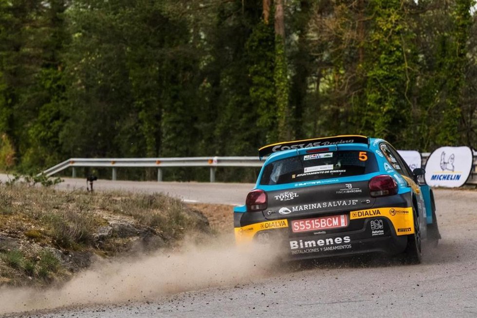 Coche del piloto asturiano de rally Alberto Ordóñez en una competición.