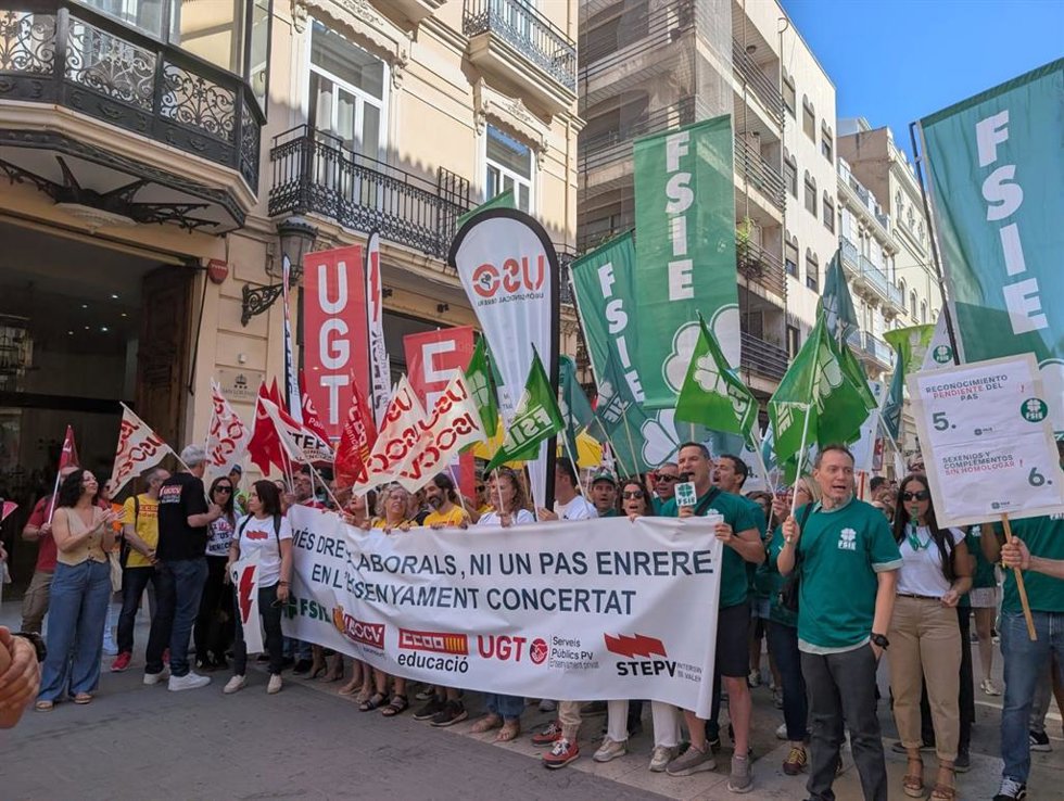 Protestas de la educación concertada a las puertas de Les Corts.