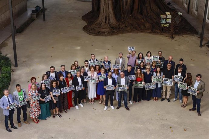 Protesta de PSPV y Compromís en el ficus de Les Corts