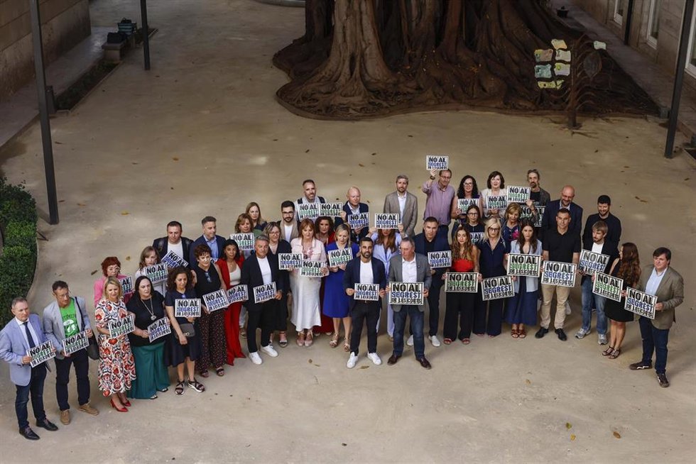 Protesta de PSPV y Compromís en el ficus de Les Corts