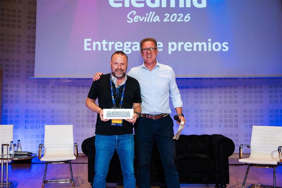 El técnico del área José Manuel Fernández Chamizo recibiendo el Premio 'Elearnia Sevilla' 2026.