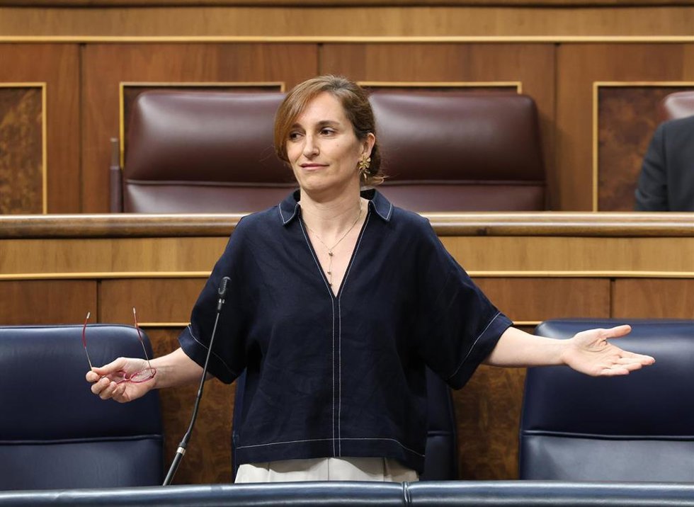 La ministra de Sanidad, Mónica García, interviene durante una sesión de control al Gobierno, en el Congreso de los Diputados, a 17 de junio de 2026, en Madrid (España).
