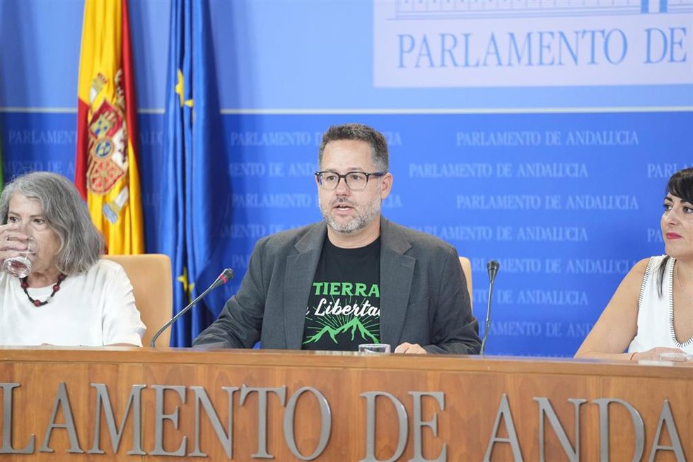 El portavoz de Adelante Andalucía, José Ignacio García, junto a las diputadas del grupo, Inmaculada Manzano y María del Carmen García, durante la rueda de prensa de los grupos parlamentarios en en el Parlamento.