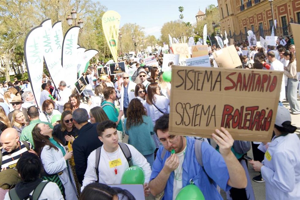 Archivo - Manifestación en Sevilla convocada por el Sindicato Médico Andaluz (SMA) en rechazo del Estatuto Marco que impulsa el Ministerio de Sanidad. Imagen de archivo.