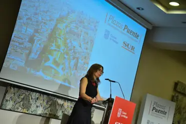 La delegada del Gobierno andaluz, Patricia Navarro, interviene en la apertura del 'Foro Plazas-Puente, una integración segura del Guadalmedina.