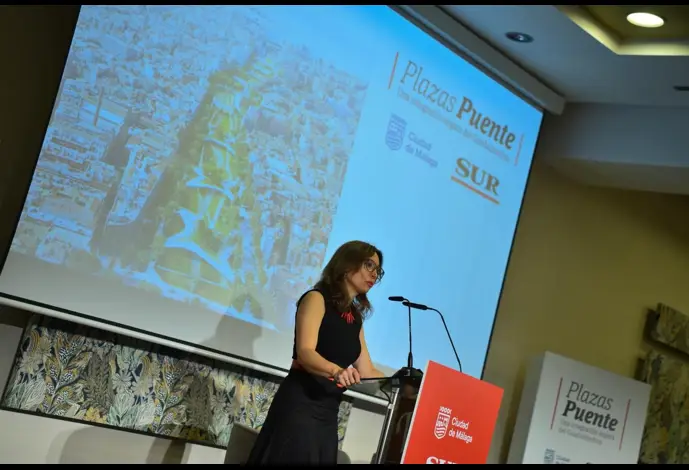 La delegada del Gobierno andaluz, Patricia Navarro, interviene en la apertura del 'Foro Plazas-Puente, una integración segura del Guadalmedina.