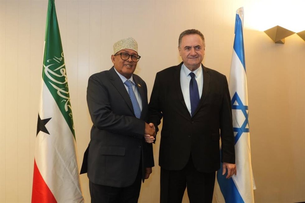 Reunión entre el ministro de Defensa de Israel, Israel Katz (d), y el presidente de la región semiautónoma somalí de Somalilandia, Abdirahman Mohamed Abdullahi (izquierda)