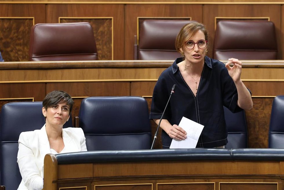 La ministra de Sanidad, Mónica García, interviene durante una sesión de control al Gobierno, en el Congreso de los Diputados, a 17 de junio de 2026, en Madrid (España). 