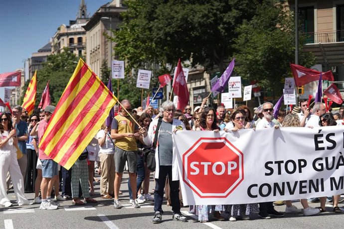 Médicos protestan en la calle Aragón de Barcelona y cortan el tráfico.
