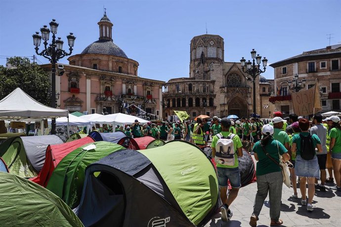 Protesta de docentes en la Plaza de la Virgen de València. 