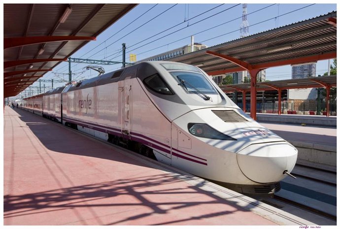 Archivo - Un tren Alvia detenido en una estación de ferrocarril.