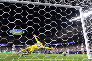 Gol de Lionel Messi en el partido entre Argentina y Algeria