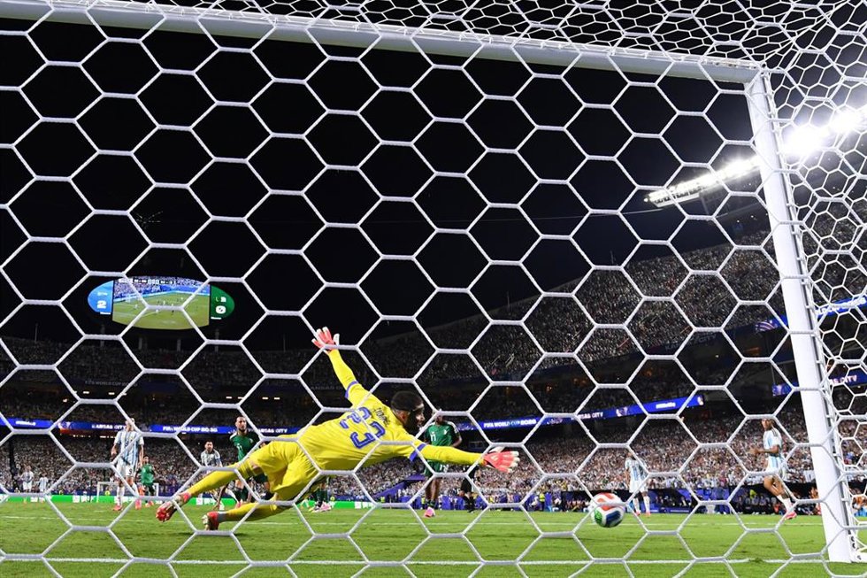 Gol de Lionel Messi en el partido entre Argentina y Algeria