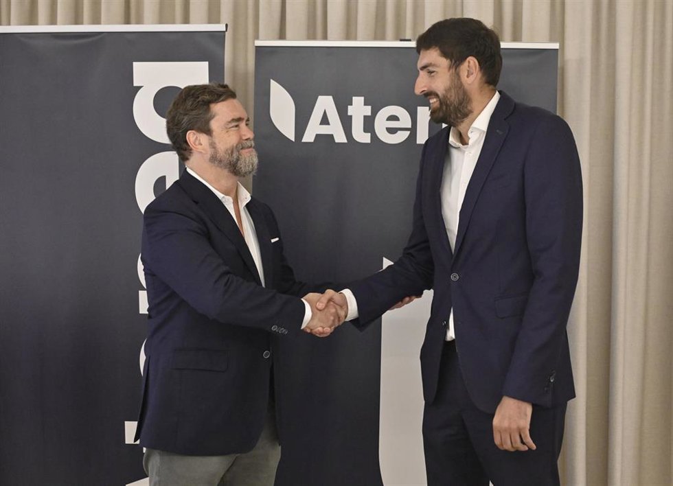 Iván Espinosa de los Monteros, exportavoz de Vox en el Congreso, saluda a José Ángel Antelo tras la presentación de 'Atenea'