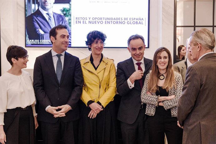 Archivo - (I-D) La ministra de Vivienda, Isabel Rodríguez; el ministro de Economía, Carlos Cuerpo, la ministra de Inclusión, Seguridad Social y Migraciones, Elma Saiz, el presidente de McKinsey Iberia, Alejandro Beltrán; la directora de Desarrollo de Nego