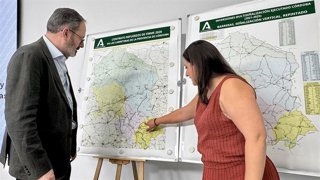 Adolfo Molina contempla en el mapa de la provincia una de las zonas, que señala Carmen Granados, donde la Junta actuará en la conservación de carreteras autonómicas.