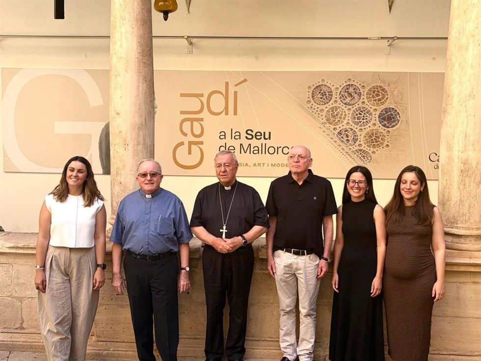 El obispo de Mallorca, Sebastià Taltavull (centro), el deán de la Seu, Antoni Vera (izq centro) y la comisaria de la exposición Cristina Ortiz (izq) en la presentación de la exposición sobre el centenario de Gaudi en la Catedral de Mallorca.